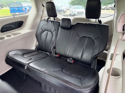Used 2020 Chrysler Pacifica Limited FWD image 7