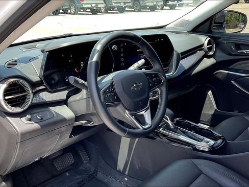 Used 2025 Chevrolet Trax ACTIV FWD image 8