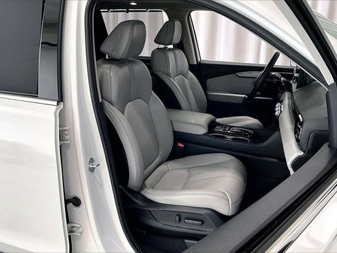 Used 2024 Honda Pilot Touring image 6