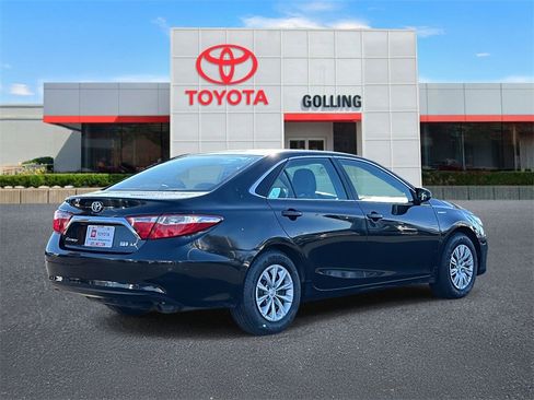 Used 2017 Toyota Camry LE image 5