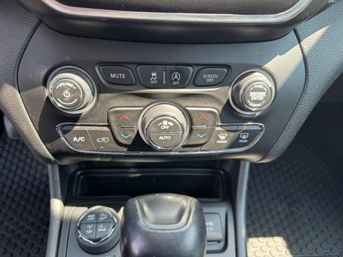 Used 2019 Jeep Cherokee Trailhawk w/ Comfort/Convenience Group AWD/4WD image 21