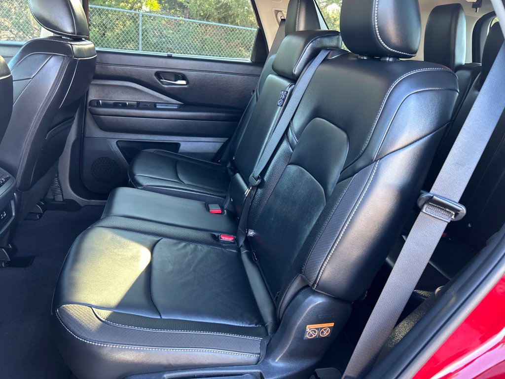 Used 2025 Nissan Pathfinder SL FWD image 33