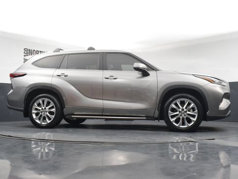 Used 2025 Toyota Highlander Limited AWD/4WD image 34