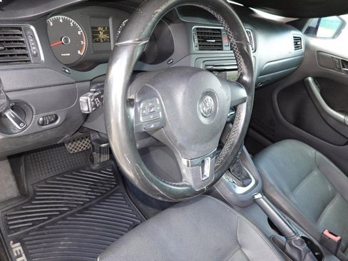 Used 2011 Volkswagen Jetta SE FWD image 12