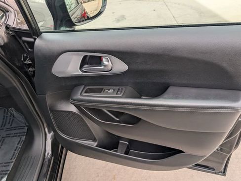 Used 2021 Chrysler Pacifica Touring-L w/ Uconnect Theater Family Group image 32