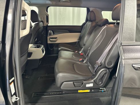 Certified 2022 Kia Carnival LX w/ Paint Protection Package image 11