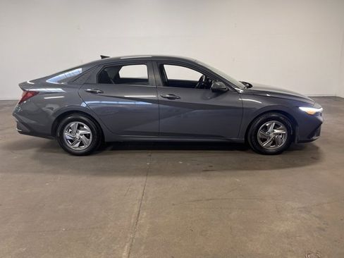 Used 2024 Hyundai Elantra SE image 2