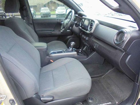 Used 2019 Toyota Tacoma TRD Sport image 8