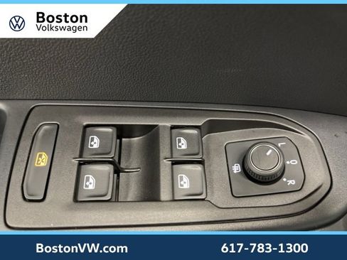 Used 2025 Volkswagen Taos SE image 29