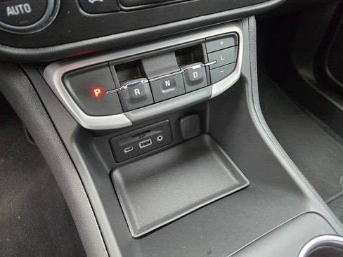 Used 2024 GMC Terrain SLT image 18