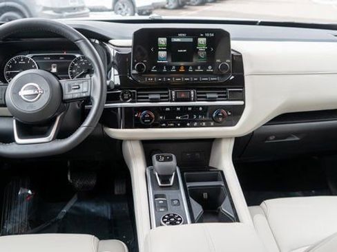 Used 2025 Nissan Pathfinder SL image 16