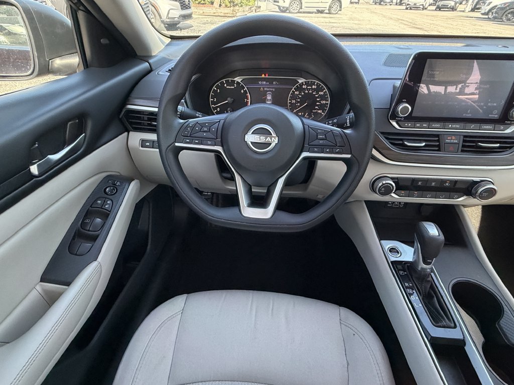 Used 2025 Nissan Altima 2.5 SV FWD image 13
