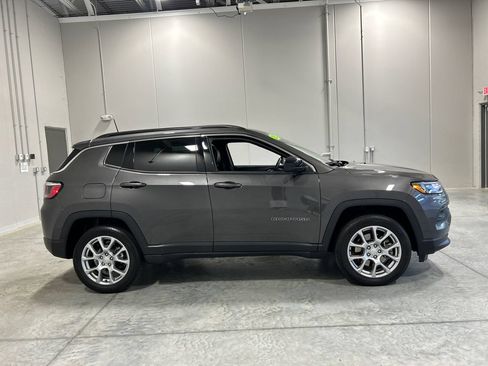Used 2023 Jeep Compass Latitude w/ Sun and Sound Group AWD/4WD image 5