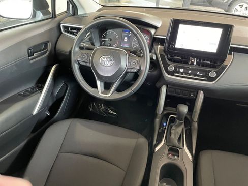 Used 2025 Toyota Corolla Cross LE image 32