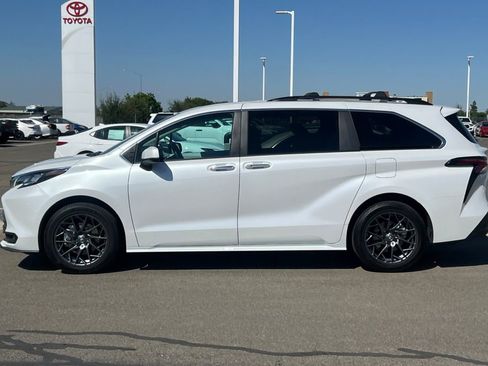 Used 2025 Toyota Sienna XLE FWD image 9