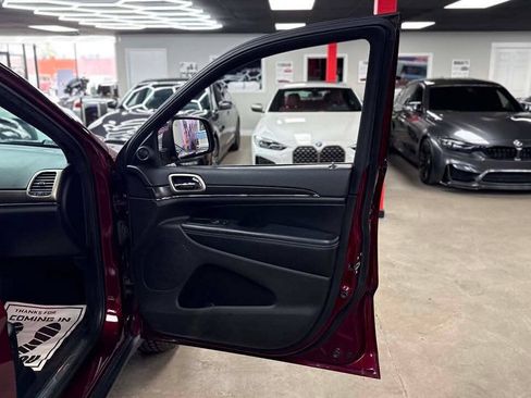 Used 2017 Jeep Grand Cherokee Limited AWD/4WD image 4