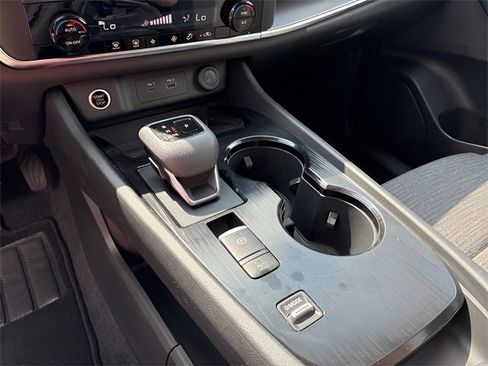 Used 2023 Nissan Rogue SV image 17