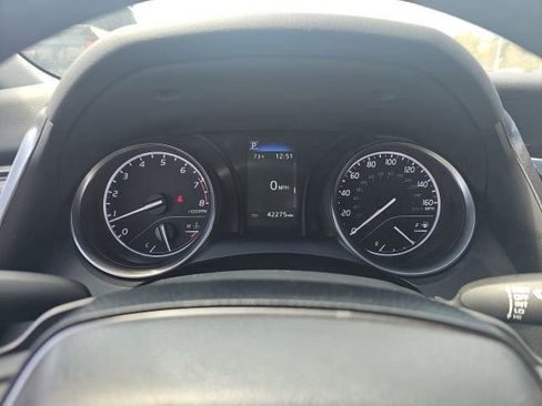 Used 2023 Toyota Camry SE image 3