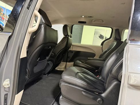 Used 2023 Chrysler Pacifica Touring-L FWD image 41