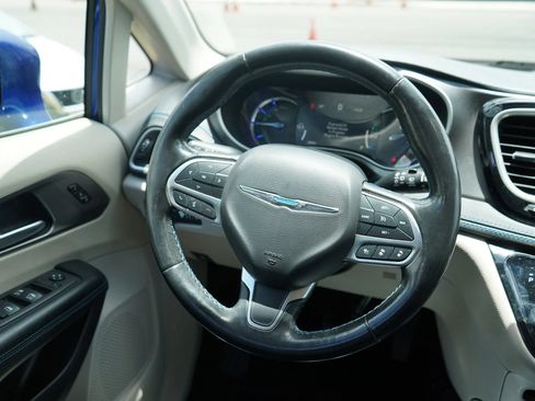 Used 2021 Chrysler Pacifica Touring-L FWD image 16