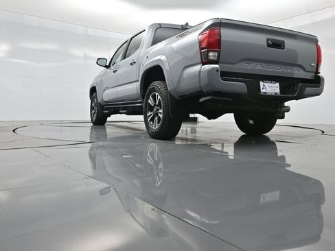 Used 2018 Toyota Tacoma TRD Sport w/ Technology Package image 41