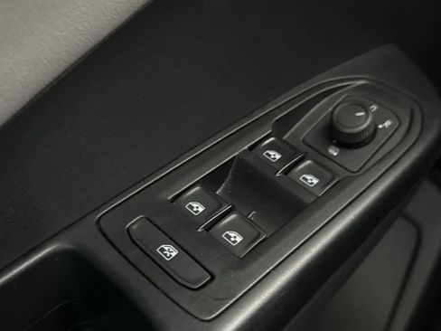 Certified 2023 Volkswagen Taos SE FWD image 17
