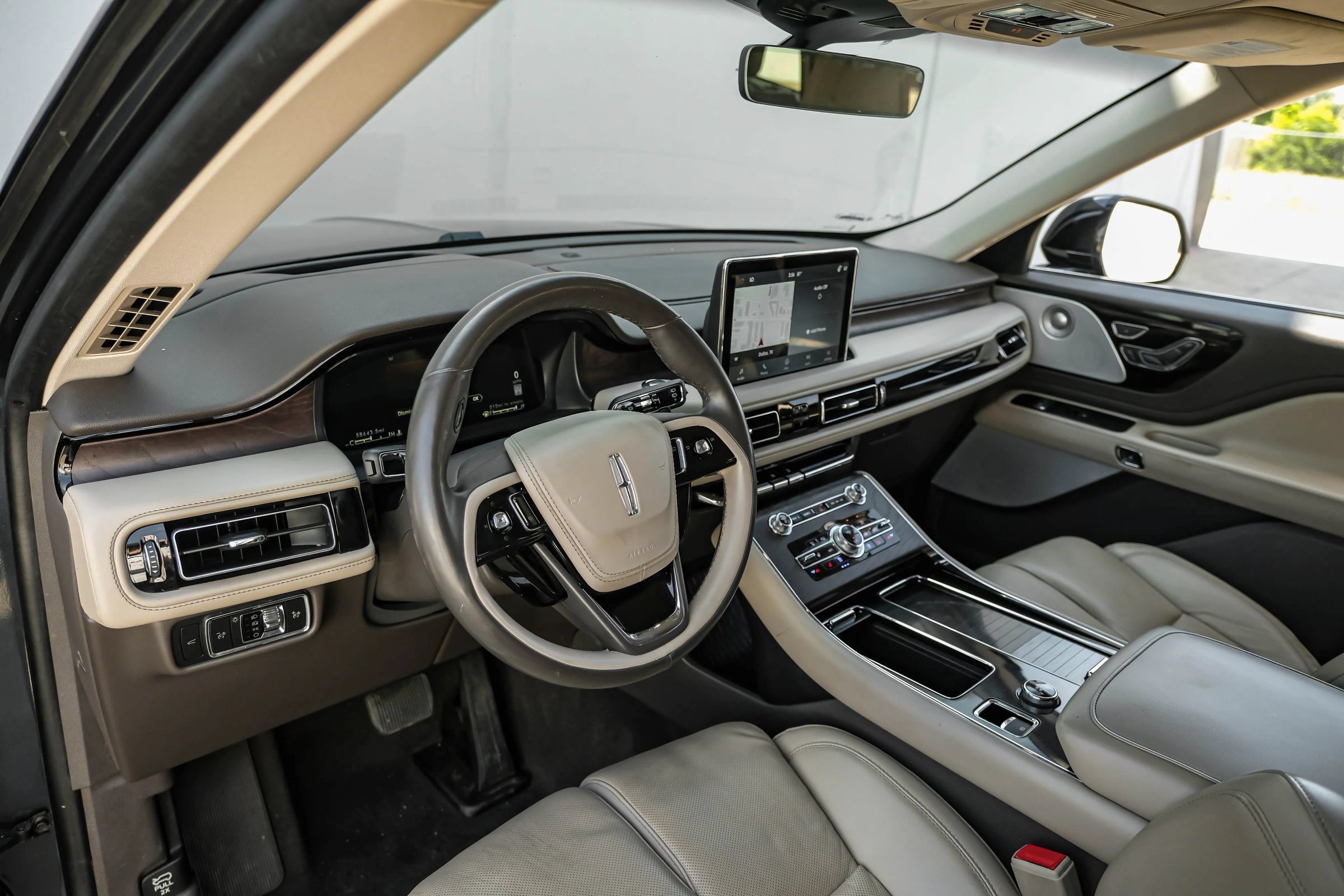 Used 2023 Lincoln Aviator Reserve w/ Equipment Group 201A RWD image 3