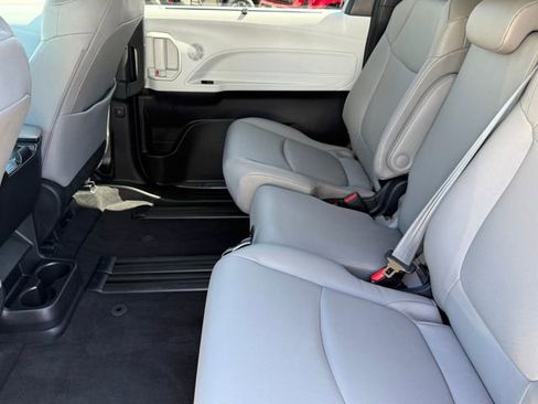 Used 2025 Toyota Sienna XLE FWD image 25