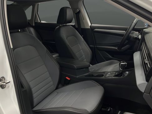 Used 2025 Volkswagen Jetta SE w/ Sunroof Package FWD image 24