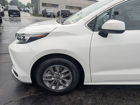 Used 2025 Toyota Sienna LE FWD image 2