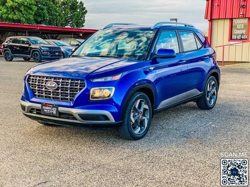 Used 2023 Hyundai Venue SEL image 4