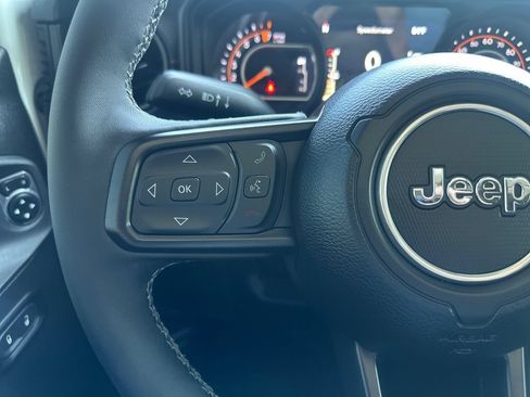 Used 2025 Jeep Gladiator Mojave w/ Convenience Group AWD/4WD image 25
