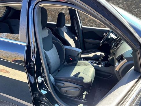 Used 2014 Jeep Cherokee Latitude w/ Cold Weather Group AWD/4WD image 7