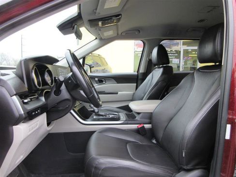 Used 2022 Kia Carnival LX image 22