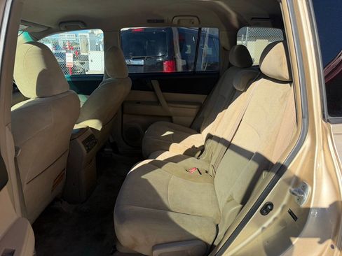 Used 2010 Toyota Highlander Base 4dr SUV image 4