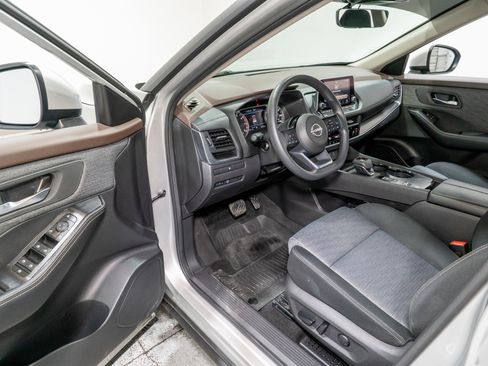 Used 2023 Nissan Rogue SV image 12