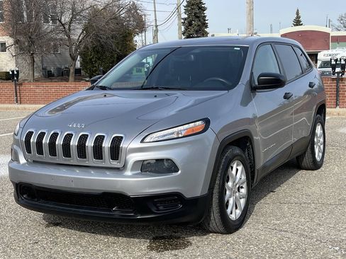 Used 2015 Jeep Cherokee Sport FWD image 2