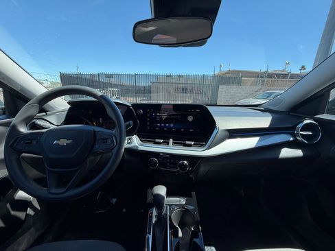 Used 2025 Chevrolet Trax LT image 32