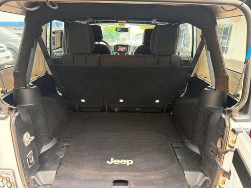 Used 2016 Jeep Wrangler Unlimited Sahara w/ Connectivity Group image 17