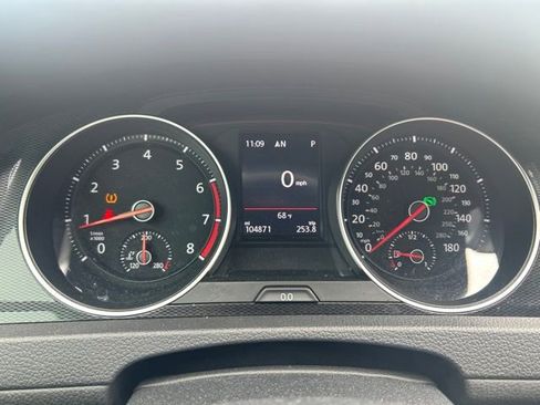 Used 2017 Volkswagen GTI SE FWD image 17