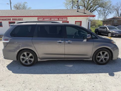 Used 2014 Toyota Sienna SE FWD image 2