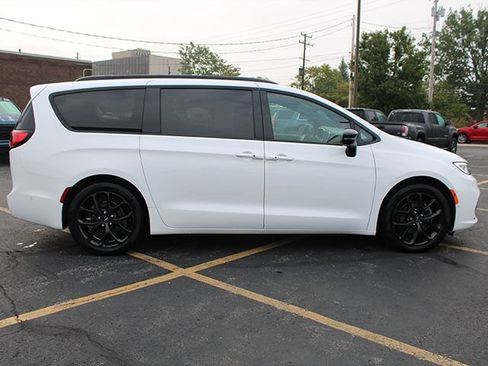 Used 2024 Chrysler Pacifica Limited w/ S Appearance Package FWD image 5