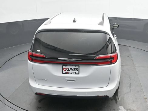 Used 2024 Chrysler Pacifica Touring-L FWD image 38