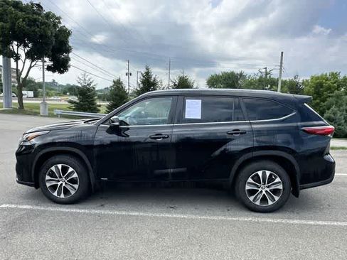 Used 2023 Toyota Highlander XLE AWD/4WD image 2