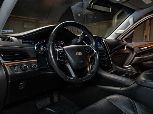 Used 2020 Cadillac Escalade ESV Premium Luxury image 12