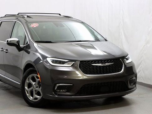 Used 2023 Chrysler Pacifica Limited FWD image 2