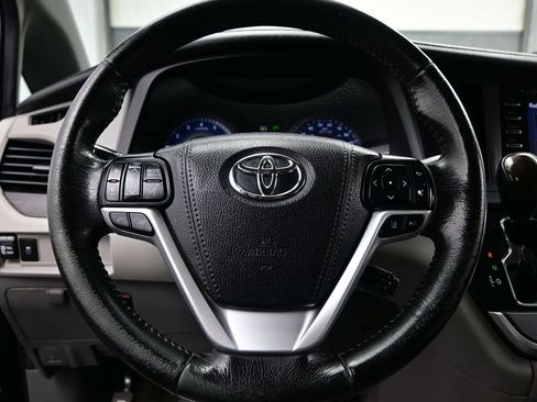 Used 2020 Toyota Sienna XLE FWD image 23