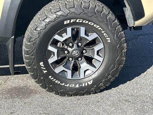 Used 2017 Toyota Tacoma TRD Off-Road AWD/4WD image 10