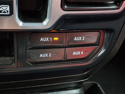 Used 2018 Jeep Wrangler Unlimited Sahara w/ Uconnect 4C Nav & Sound Group AWD/4WD image 7
