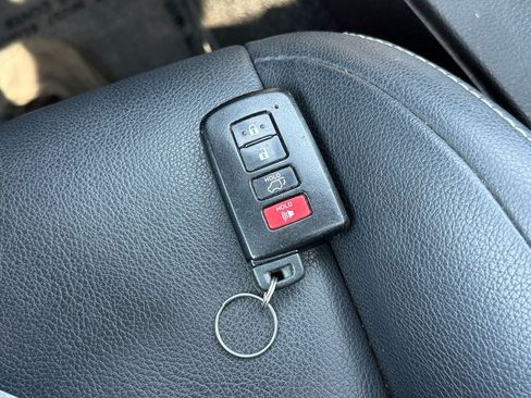 Used 2018 Toyota RAV4 Limited AWD/4WD image 31